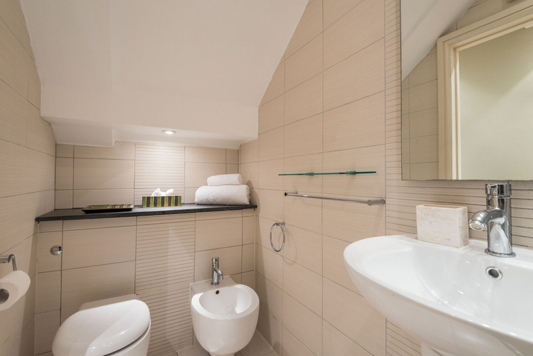 Bathroom 4, A Grand Passion, London