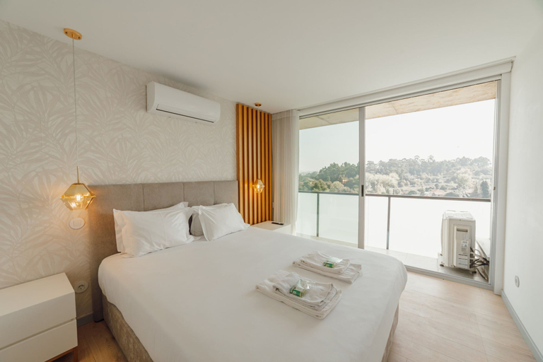 Room 5, Amazing Riverview Apartment w Pool by Vacationy, Vila Nova de Gaia