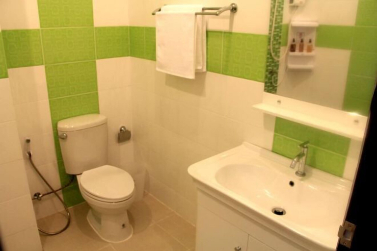 Bathroom 5, Panmanee Hotel, Mueang Krabi