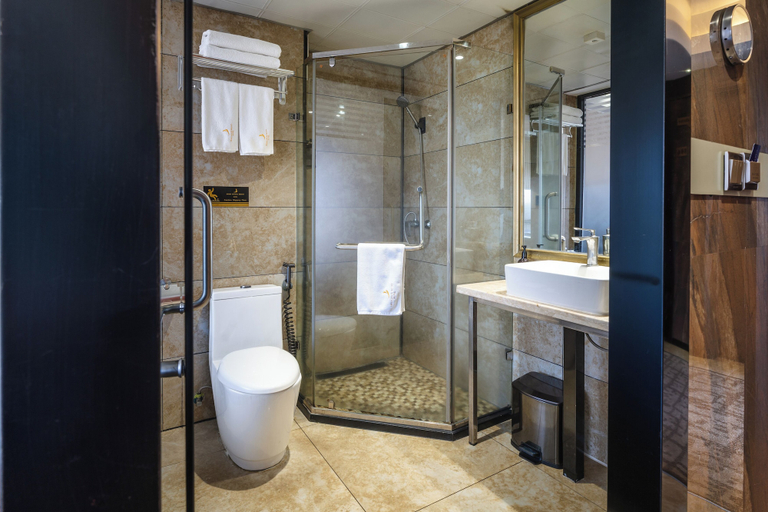 Bathroom 5, Swiss Lenana Mount Hotel, Dagoretti North