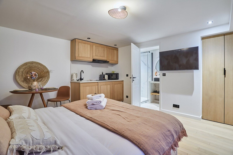 Room 4, Elegant AC Studio in the Heart of Montorgueil, Paris