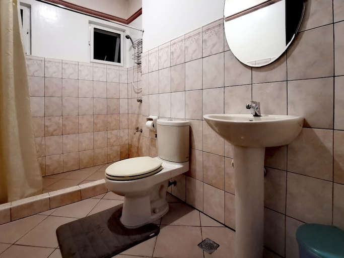 Bathroom 3, Den Den Guesthouse, Basco