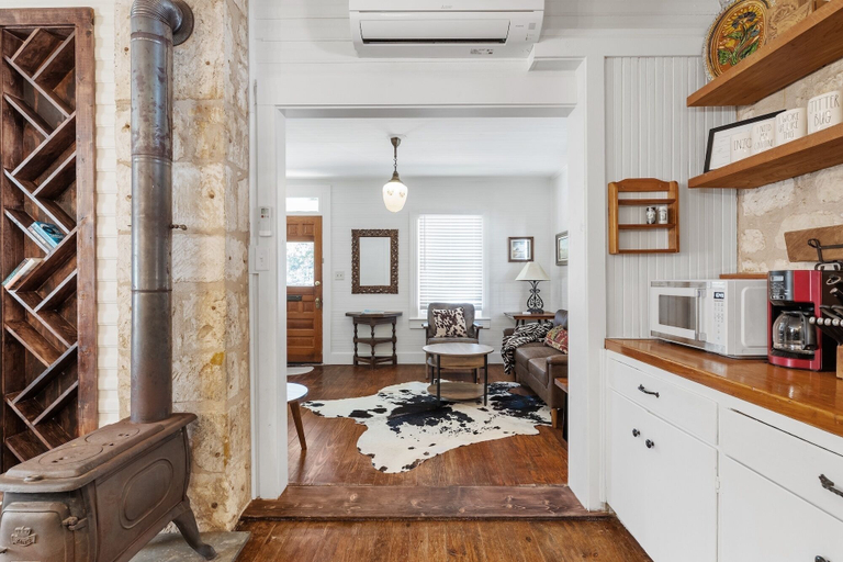 Interior 3, Calmbach Cottage 2 Bedroom Home by RedAwning, Gillespie