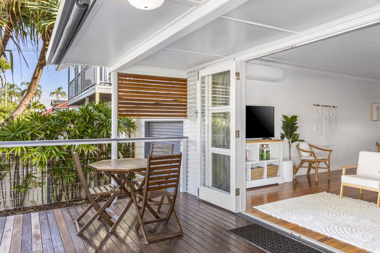 Outdoor dining, Beachside 3-bed Family Home With Parking & Veranda, Redcliffe-Scarborough
