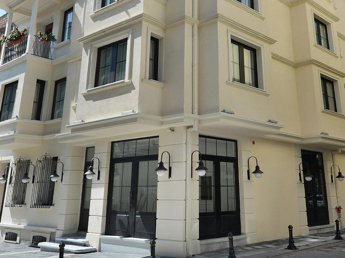 Exterior & Views