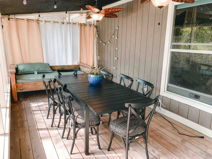 Room 3, Cozy Cabin on Lake Front With Hot tub Firepit, Morgan