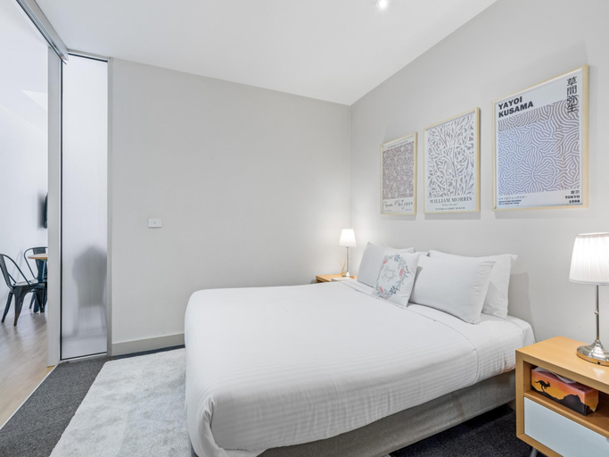 2, Sophisticated CBD 2-Bed Apartment by Yarra River, Melbourne
