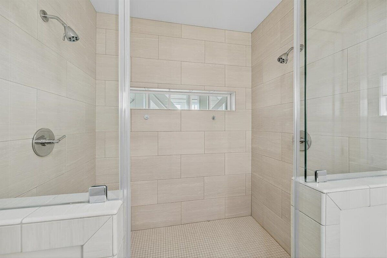 Bathroom 4, TLC 261 BE, Nueces