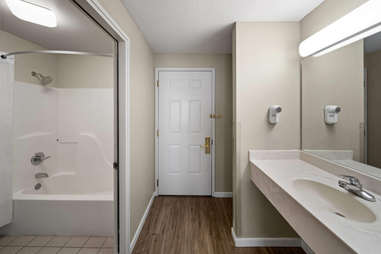 Bathroom 4, Days Inn by Wyndham Mountain Home, Baxter
