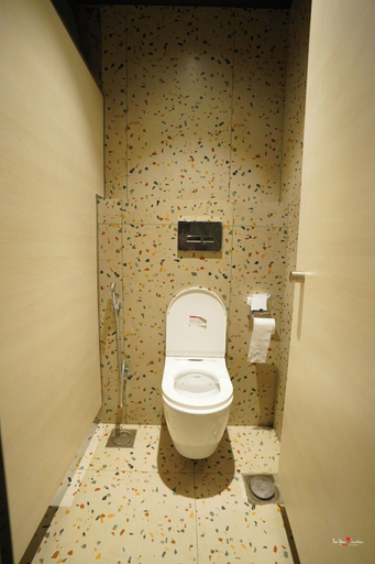 Bathroom 4, Nirula's Hotel, Gautam Buddha Nagar