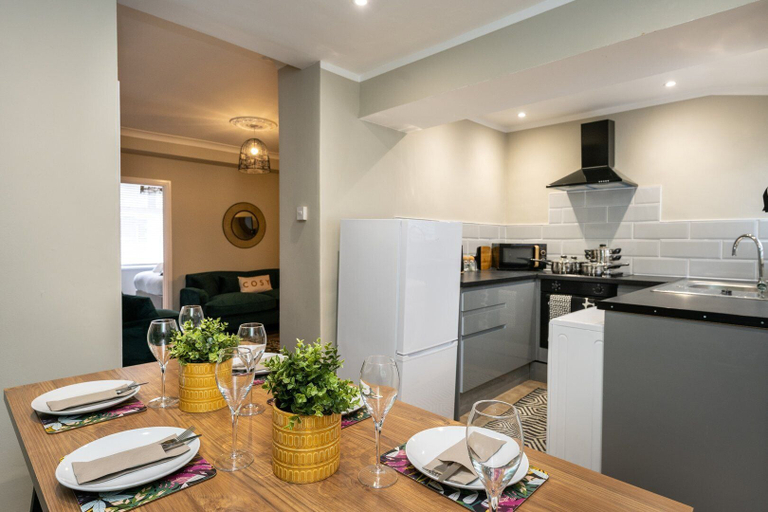 Dining 5, Comfortable 4-bed Home With Free Parking Wales, Rhondda, Cynon, Taff