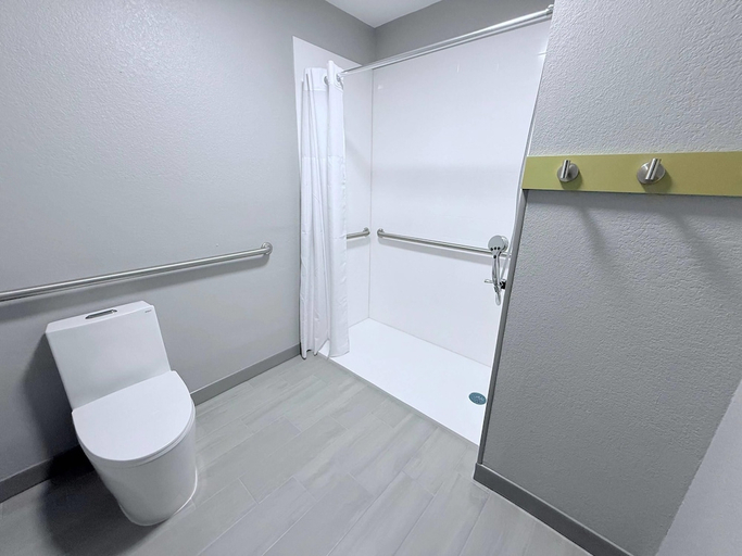 Bathroom 5, Clarion Pointe Shreveport Airport, Caddo