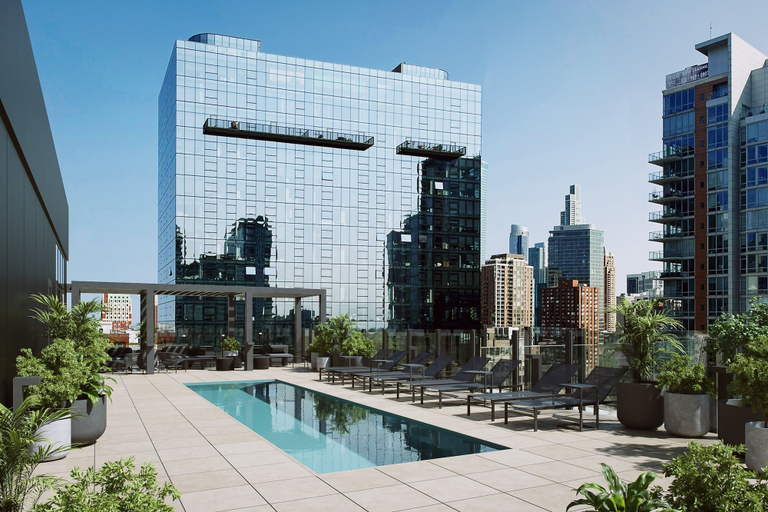 Room 4, 3 Bed 3 Bath High Rise With Gym Amenities, Cook