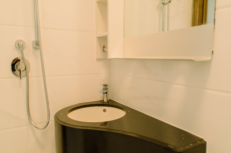 Bathroom 2, Minimalist And Homey Studio At Sky House Bsd Apartment, South Tangerang