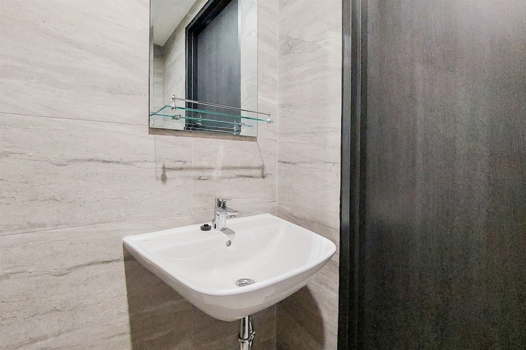 Bathroom 2, Cozy Stay Studio At Collins Boulevard Apartment, Tangerang