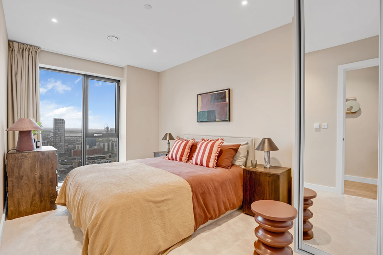 Room 5, Elegant Two-bedroom Flat With a Spacious Balcony, London