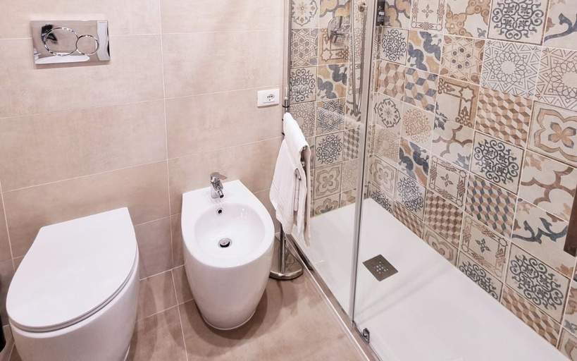Bathroom 5, Hotel Canali, Portofino Coast, Genova