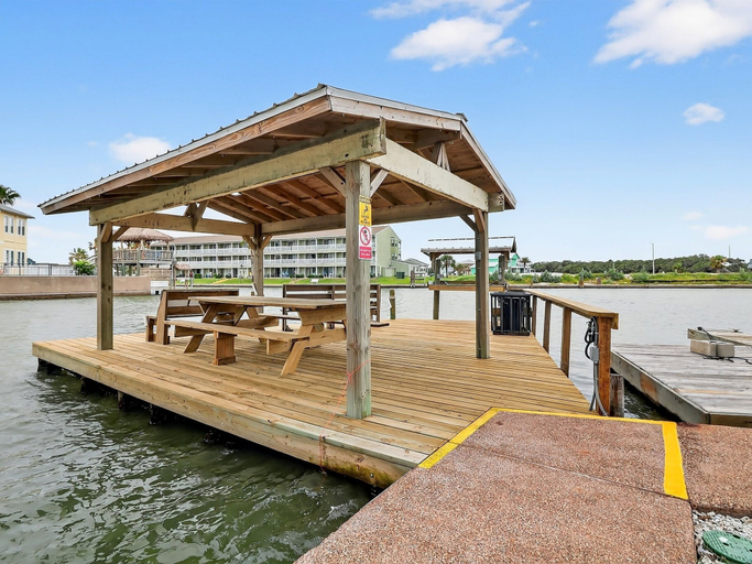 Outdoor dining 5, Kontiki Bayfront 602 3 Bedroom Condo, Aransas