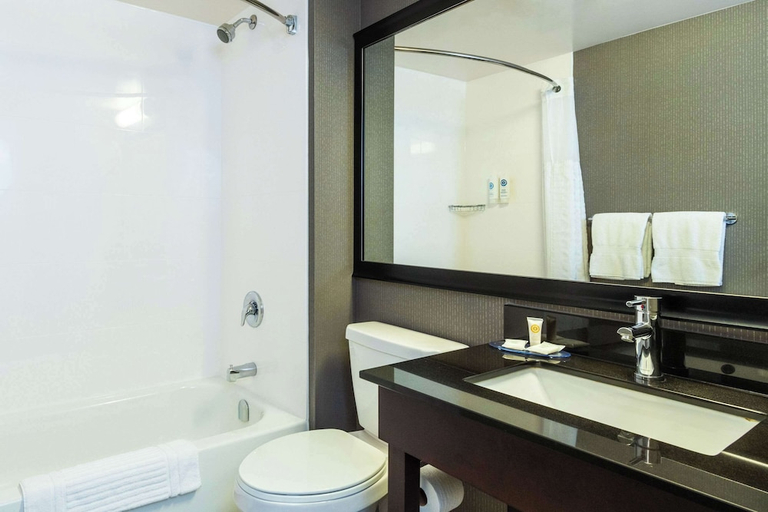 Bathroom 4, Comfort Inn Hwy 401 - Kingston, Frontenac
