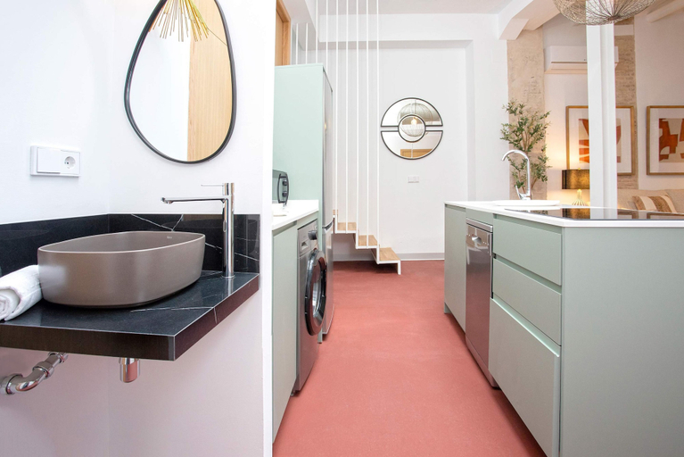 Room 3, Cozy 3BD Duplex With Private Pool in Seville Center Gran Poder III, Sevilla
