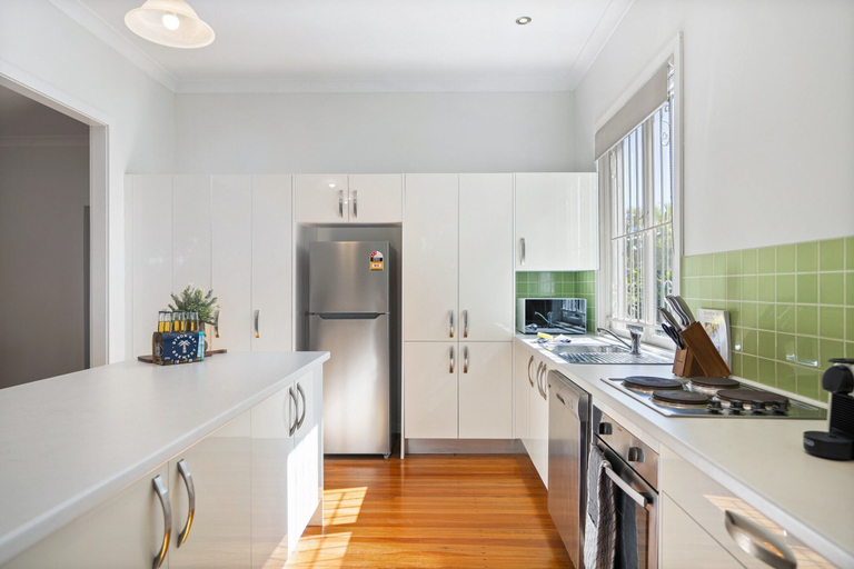 Private kitchen 5, Bright 3-bed With Garden by Banks Street Reserve, Ashgrove