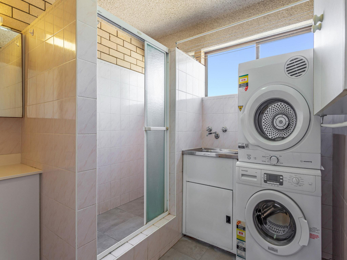 Bathroom 2, Cosy 2-Bedroom Seaside Unit Steps from Beach, Maroochy - Maroochydore