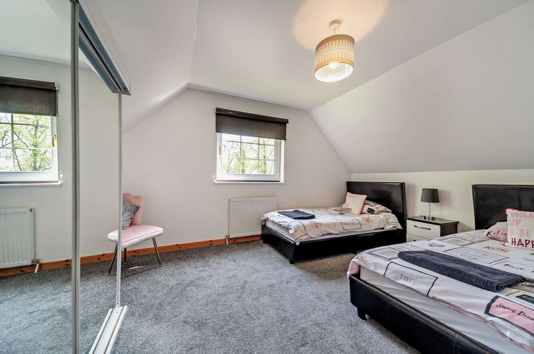 Bedroom 2, La Fortuna Lodges, Stirling
