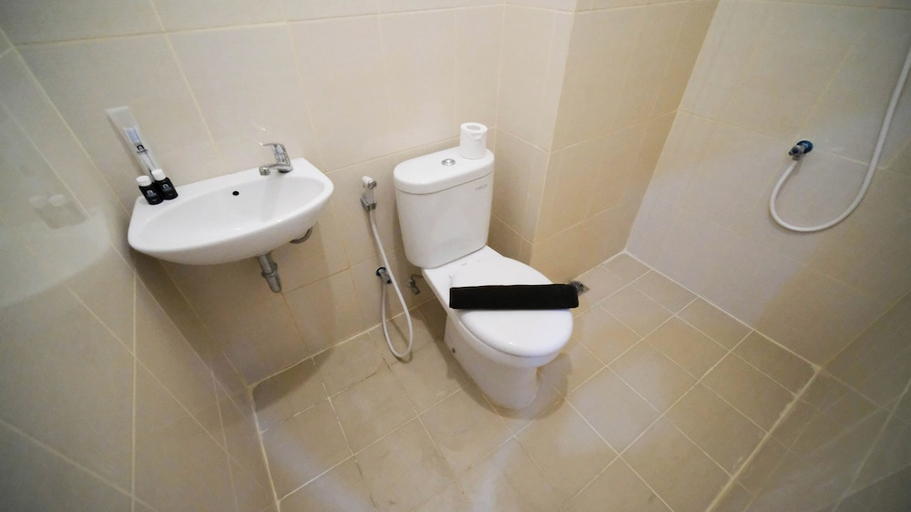 Bathroom 5, Spacious 2BR Combine Unit at Bale Hinggil Apartment By Travelio, Surabaya
