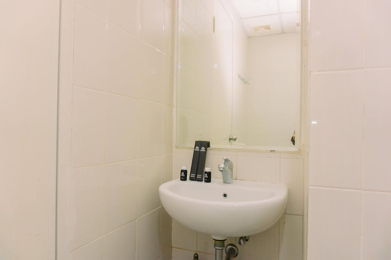 Bathroom 2, Cozy Studio At 8Th Floor Signature Park Grande Apartment, Jakarta Timur
