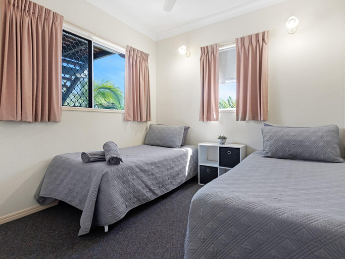 5, Beachside 2-Bed Apartment with Secure Parking, Hervey Bay - Pt A