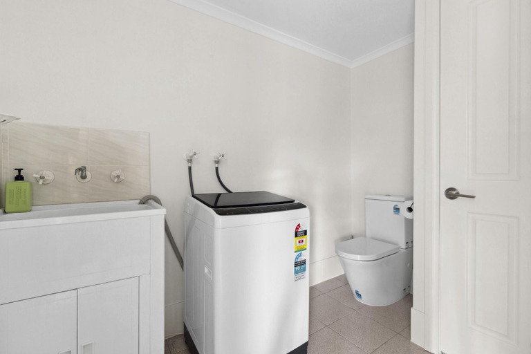 Washing machine, Bright Coastal Townhouse With BBQ & Courtyard, Gosford - East