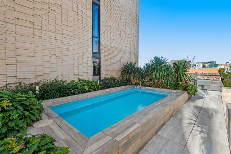 Pool, Charming 1-bed Apartment With a Balcony, Melbourne
