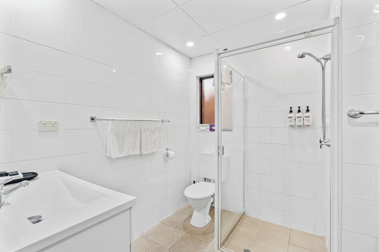 Bathroom 5, Quality Hotel Robertson Gardens, Robertson