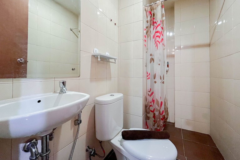 Bathroom, Warm And Cozy 2Br Vida View Makassar Apartment, Makassar