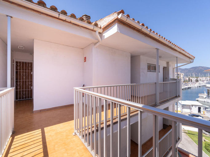 5, Villa in Empuriabrava with Pool Canal Access, Girona
