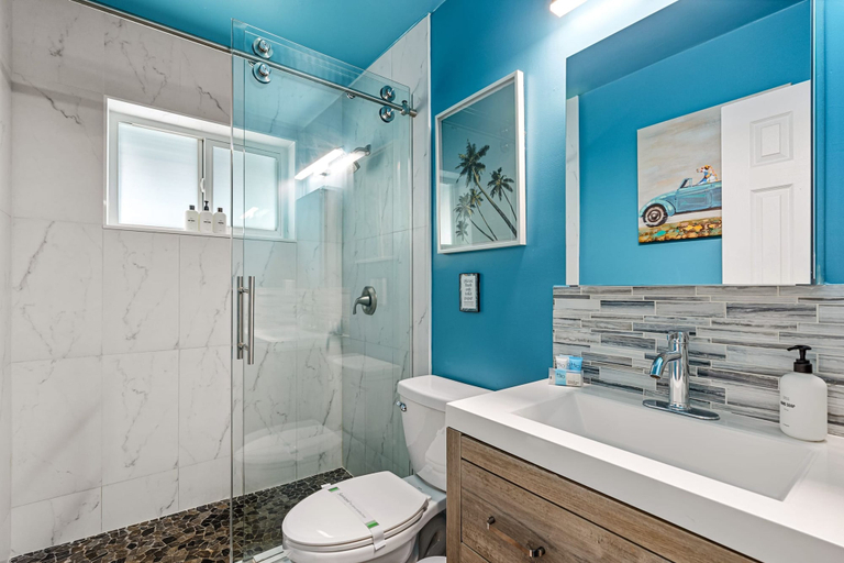 Room 2, Eccentric Home With Pool Tiki hut Outdoor Kitchen, Broward