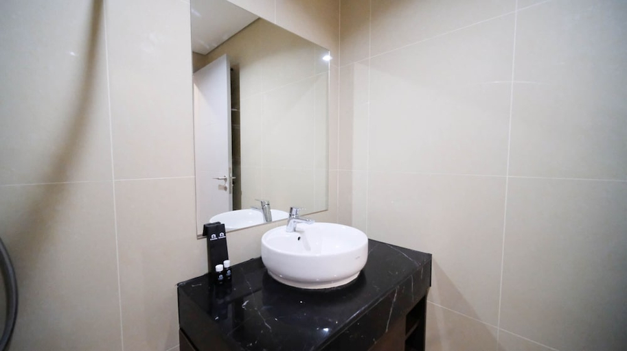 Bathroom 2, Tidy And Spacious 2Br At Grand Sungkono Lagoon Apartment, Surabaya