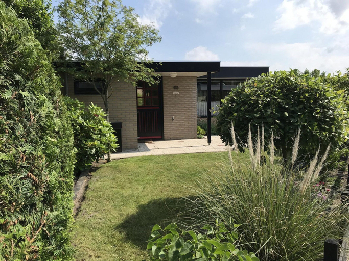 Garden 5, Bungalow in Wildrijk With Fenced Garden, Zijpe