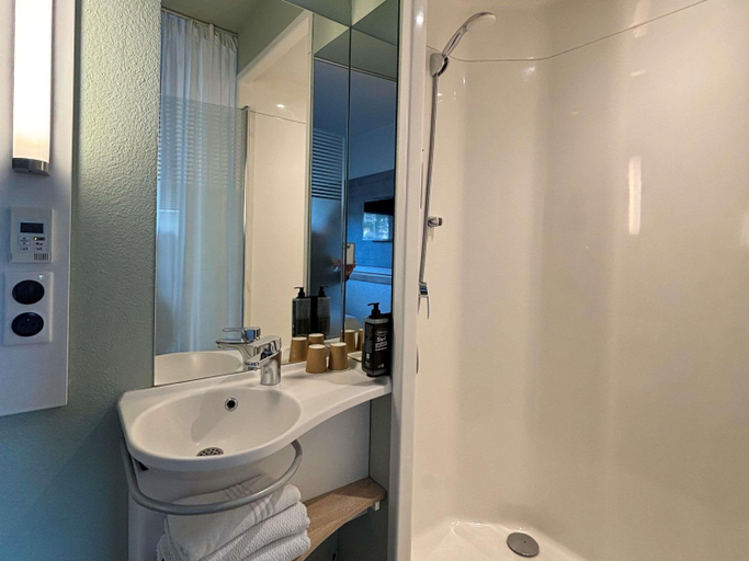 Bathroom 4, ibis budget Le Treport Mers les Bains, Somme