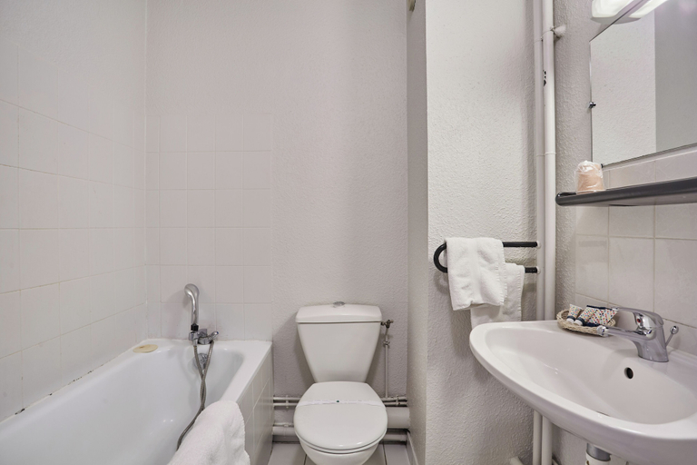 Bathroom 5, Kyriad - Joinville-Le-Pont, Val-de-Marne