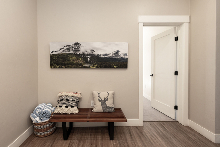Interior 3, Downtown Flat 2 Bedroom Condo, Grand