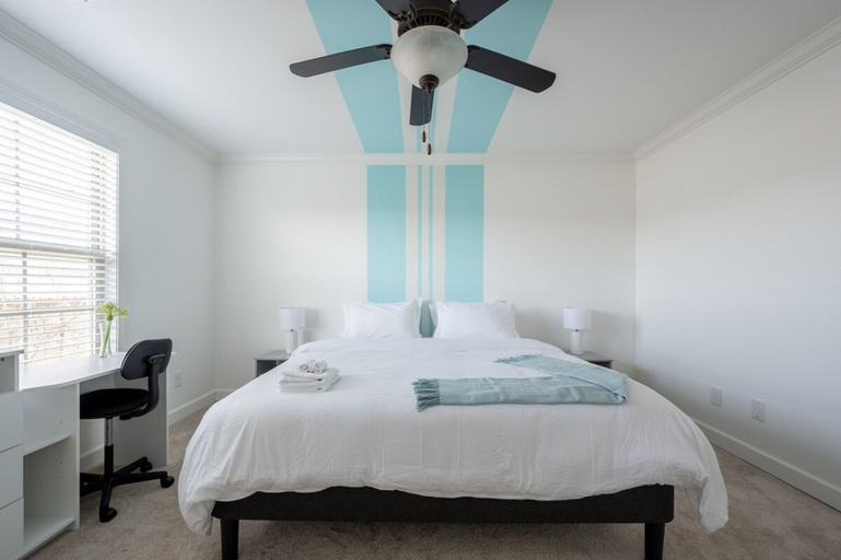 Room 4, 1 King 3 Queens Ground Room Washer Dryer, Davidson
