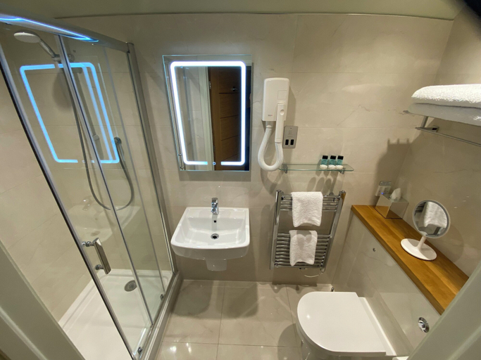 Bathroom 3, Hillside Farm Barn Apartments, Surrey