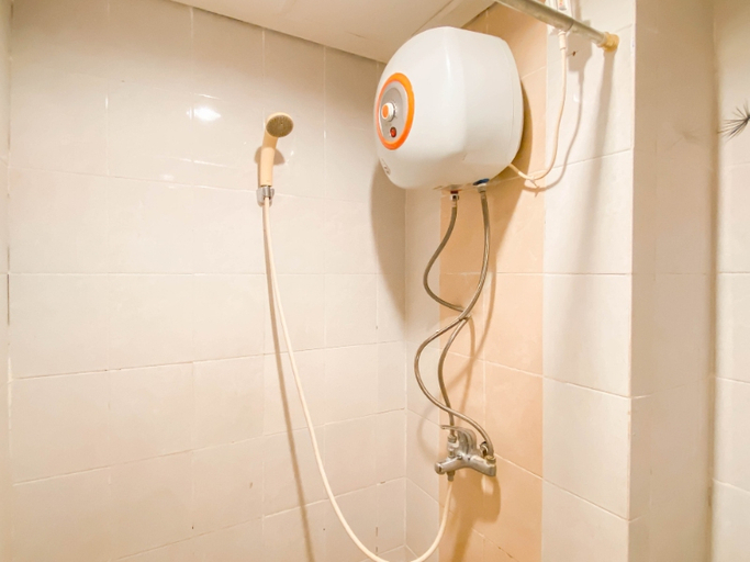 Bathroom 5, Cozy Design Studio at Taman Melati Margonda Apartment By Travelio, Depok