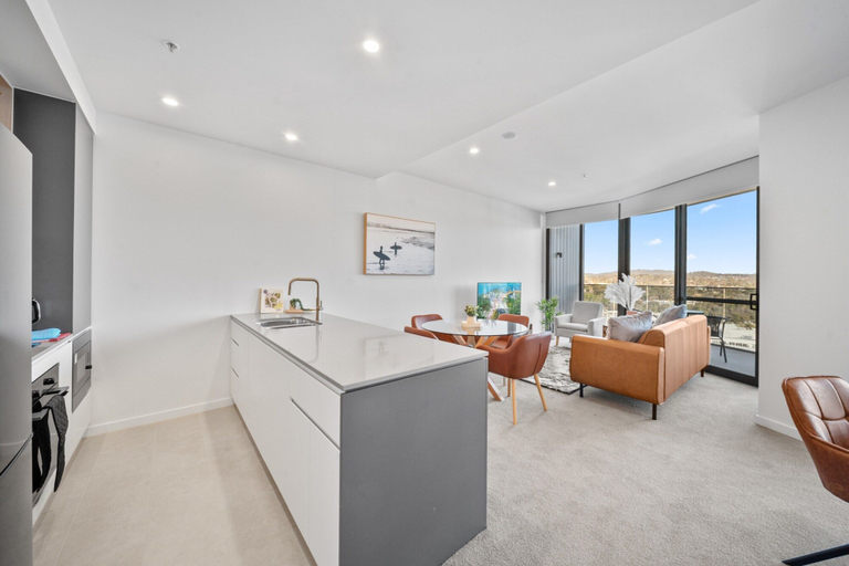Private kitchen 2, Apartment With Gym and Indoor Pool Access, Canberra