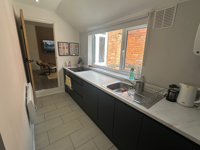 Private kitchen, Green Lane 1-Bed Apartment - Sleeps 4 & Pets Ok, Leicester