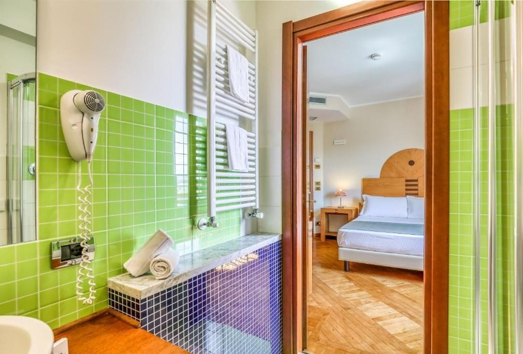 Bathroom 5, Hotel PentHouse, Perugia