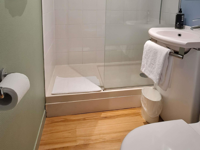 Bathroom 4, ibis Vannes, Morbihan