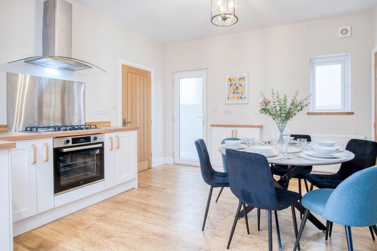 Private kitchen 4, Seascape Retreat - 3 Bedroom Flat - Porthcawl, Bridgend