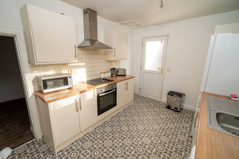 Others 5, Cosy 3-bed House Walk to Swansea Stadium, Swansea